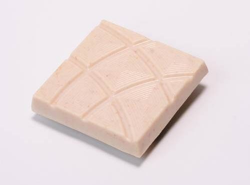 Fukuoka Chocolate bar made in Dubai with Amaou strawberries and white chocolate by Snaap